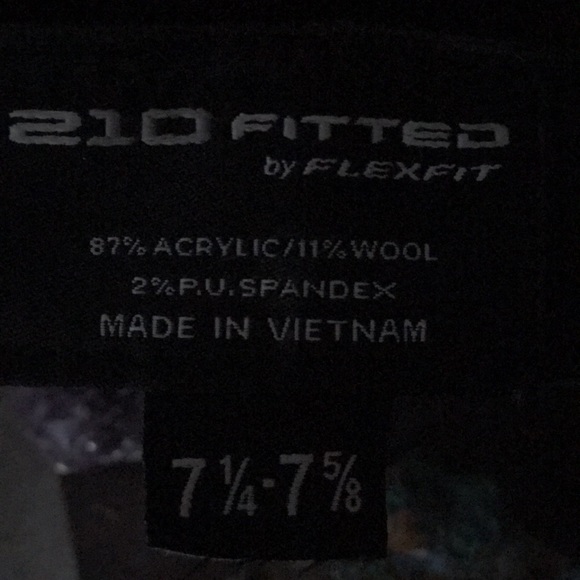 Oakley 210 Black Fitted Hat. 7 1/4-7 5/8 - Picture 3 of 4